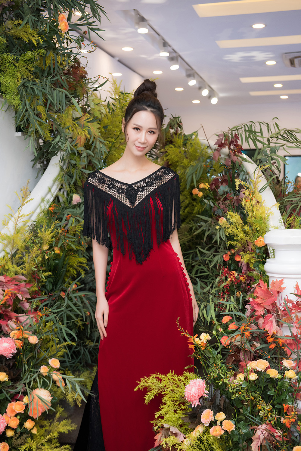 Á hậu Hoàng Anh, Dương Thùy Linh xinh đẹp đến chúc mừng NTK La Phạm - Ảnh 5.