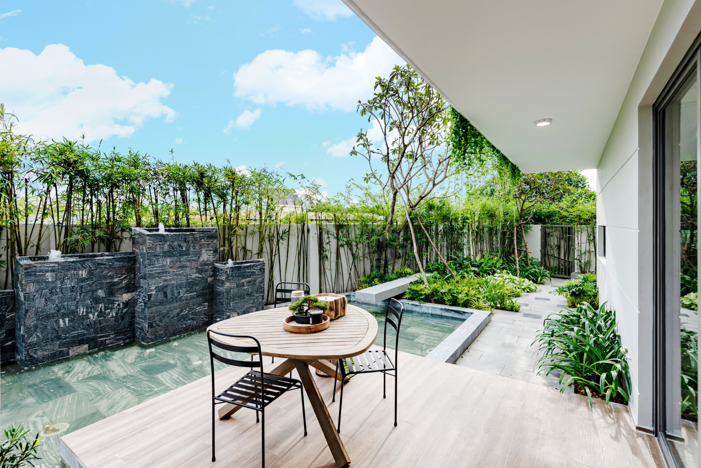 Gác hết âu lo, cặp vợ chồng rủ nhau về “vườn trong phố” - Ảnh 1.