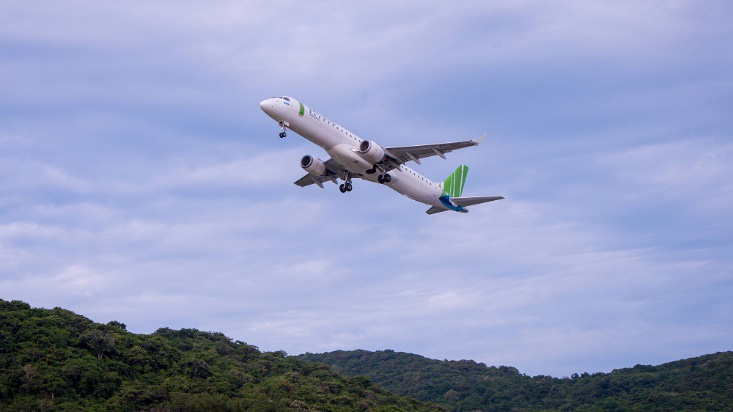 Chủ tịch Bamboo Airways cùng hành khách bay thẳng Hà Nội - Côn Đảo ngày khai trương - Ảnh 1.