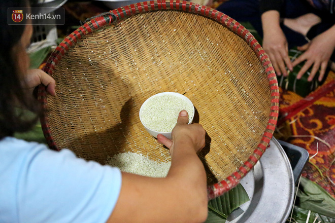 Người Hà Nội tập trung tại chùa, trắng đêm nấu bánh chưng gửi đến đồng bào miền Trung - Ảnh 9. Người Hà Nội tập trung tại chùa, trắng đêm nấu bánh chưng gửi đến đồng bào miền Trung - Ảnh 9.