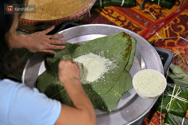 Người Hà Nội tập trung tại chùa, trắng đêm nấu bánh chưng gửi đến đồng bào miền Trung - Ảnh 10. Người Hà Nội tập trung tại chùa, trắng đêm nấu bánh chưng gửi đến đồng bào miền Trung - Ảnh 10.