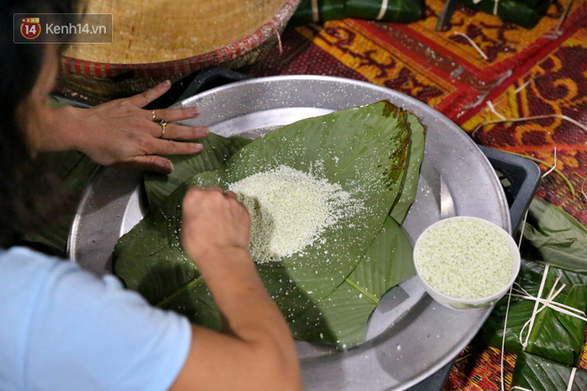 Người Hà Nội tập trung tại chùa, trắng đêm nấu bánh chưng gửi đến đồng bào miền Trung  - Ảnh 10.