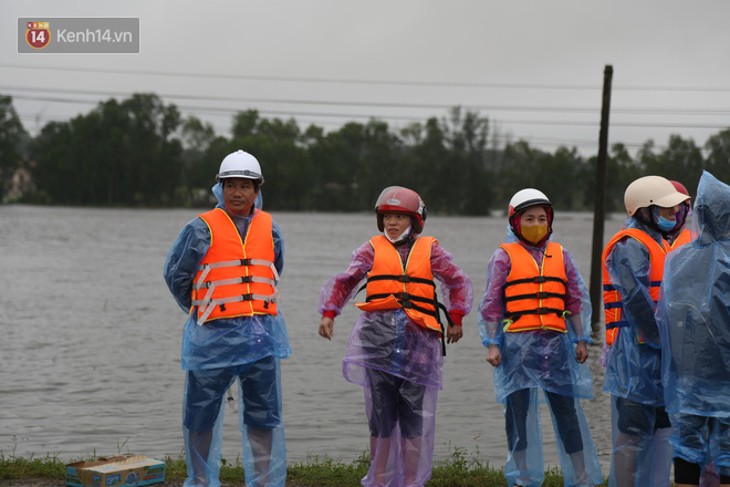 Tình người trong cơn lũ lịch sử ở Quảng Bình: Dân đội mưa lạnh, ăn mỳ tôm sống đi cứu trợ nhà ngập lụt - Ảnh 5.