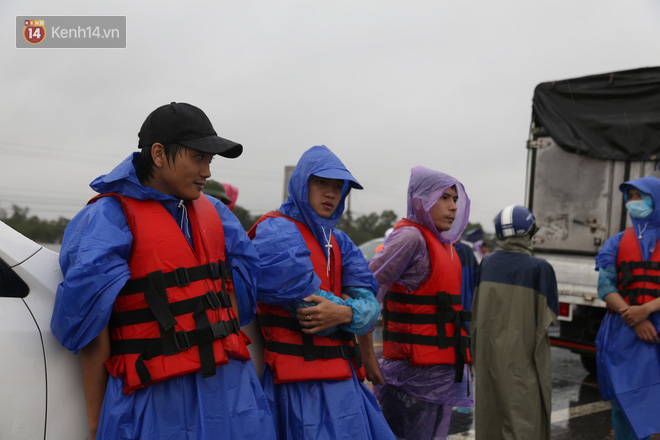 Tình người trong cơn lũ lịch sử ở Quảng Bình: Dân đội mưa lạnh, ăn mỳ tôm sống đi cứu trợ nhà ngập lụt - Ảnh 7.