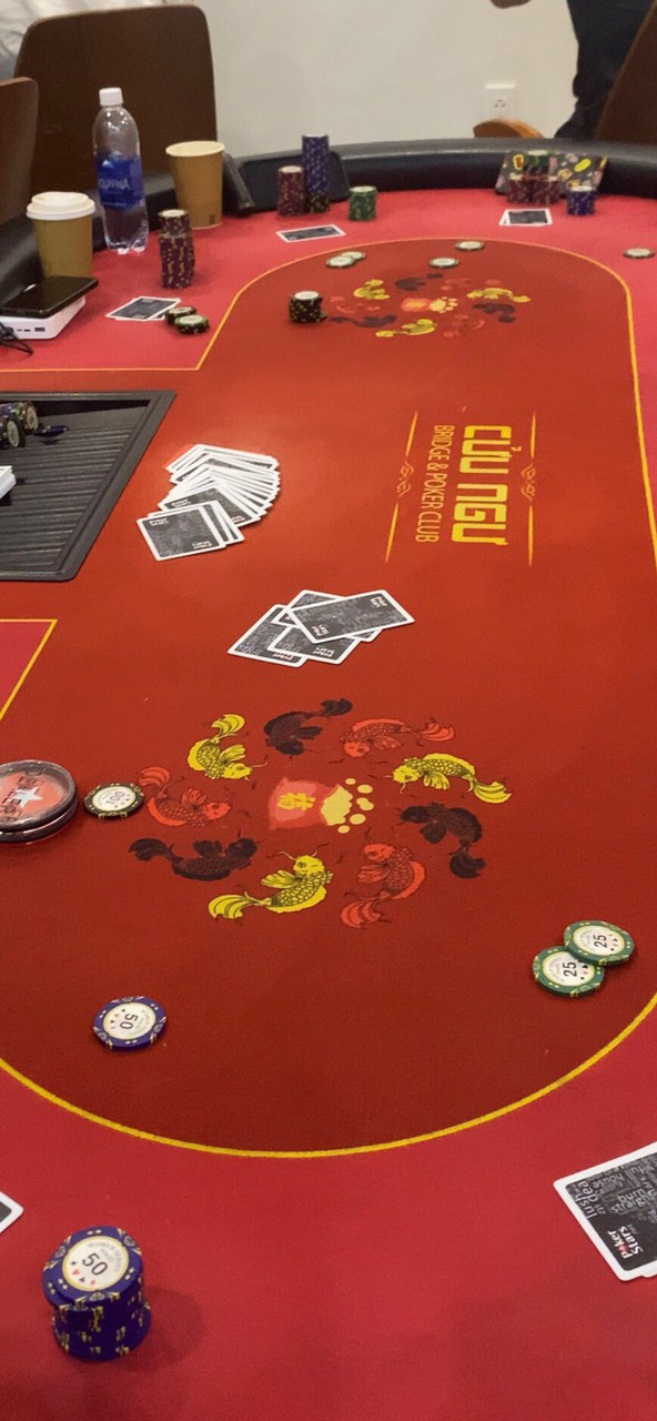 Đột kích sòng Poker quy tụ nhiều người ngoại quốc ở Sài Gòn - Ảnh 2.