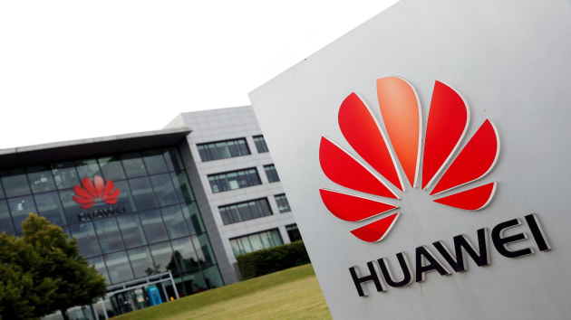 Tăng trưởng của Huawei chậm lại bởi trừng phạt của Mỹ - Ảnh 1.