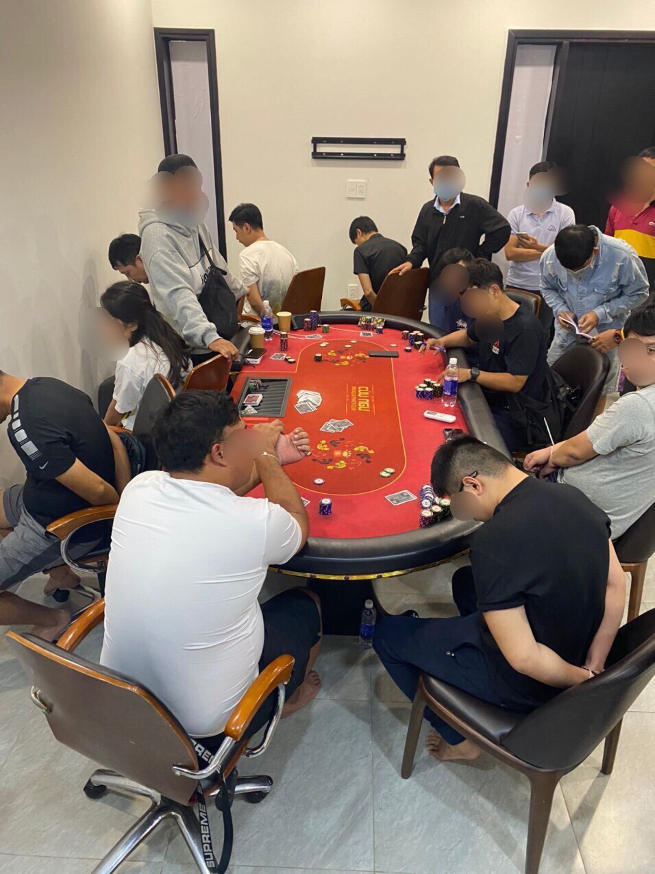 Đột kích sòng Poker quy tụ nhiều người ngoại quốc ở Sài Gòn - Ảnh 1.
