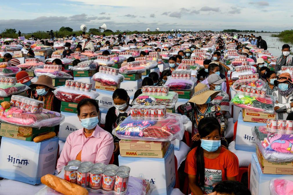24h qua ảnh: Dân vùng lũ xếp hàng nhận cứu trợ ở Campuchia - Ảnh 2.