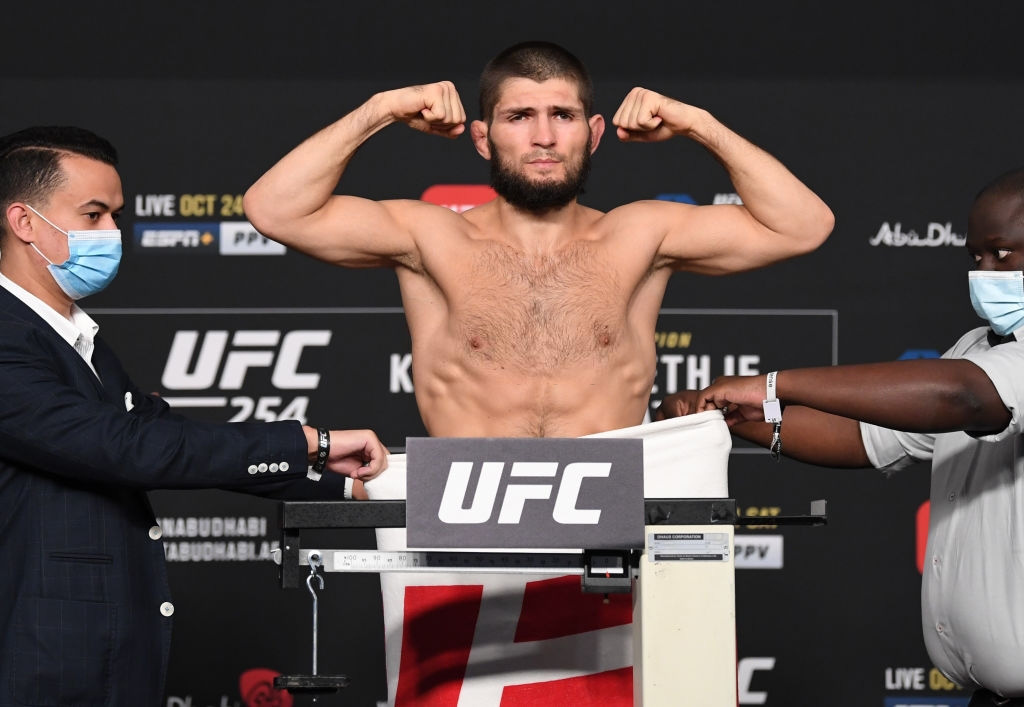 Không có trọng lượng như ý, nhà vô địch Khabib buộc phải &quot;trần như nhộng&quot; để vượt qua buổi cân thử của UFC - Ảnh 3.