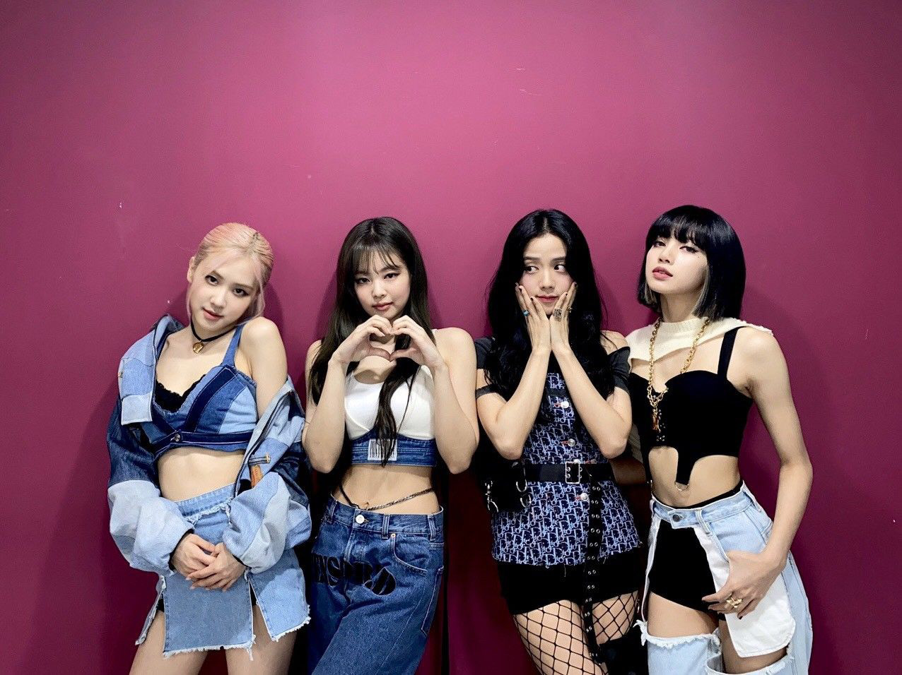 BLACKPINK đạt 1 triệu pre-order với album mới, thực tế phải cộng gộp thêm 3 album cũ mới đủ sức thành nữ hoàng triệu bản là sao? - Ảnh 1.