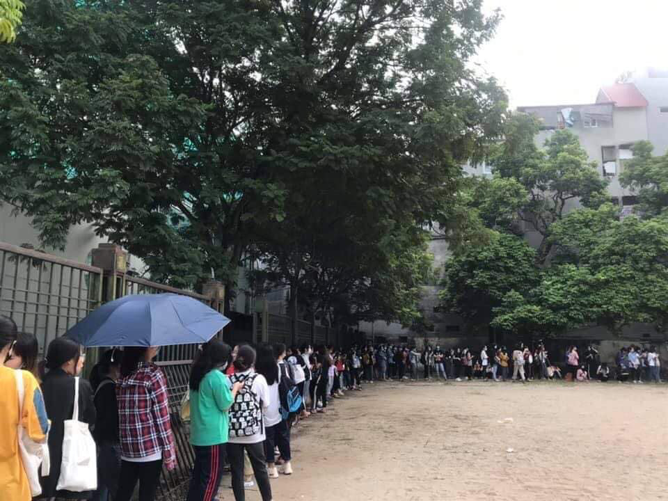 Trường ĐH ham học nhất Hà Nội: Sinh viên xếp hàng dài chờ đến lượt mượn sách - Ảnh 4.