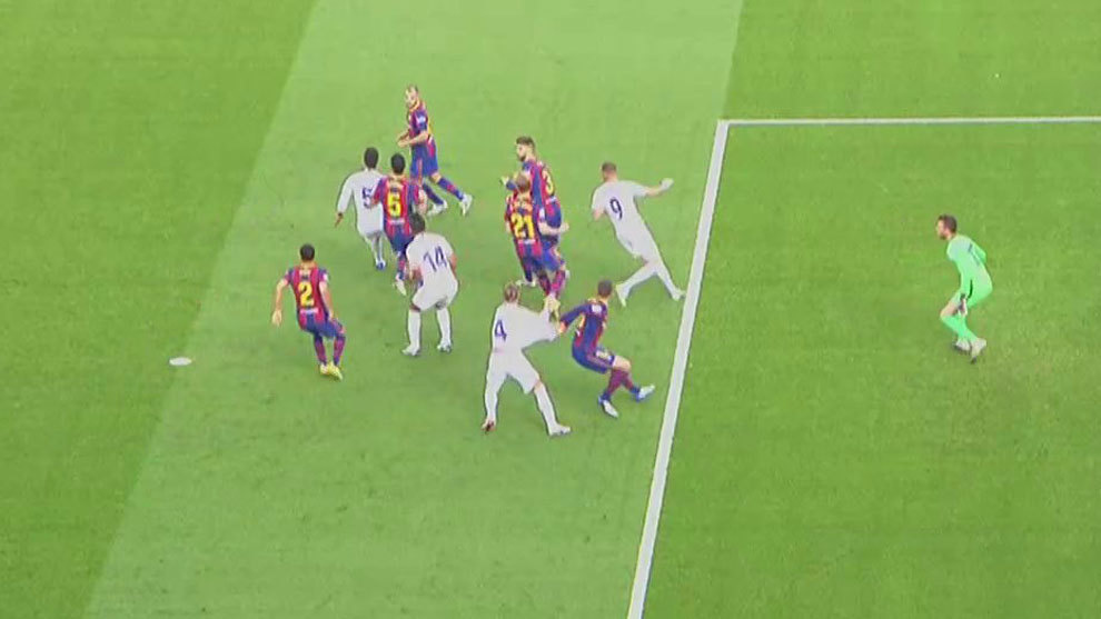 Tranh cãi nảy lửa xoay quanh quả penalty của Real Madrid tại Siêu kinh điển - Ảnh 2.