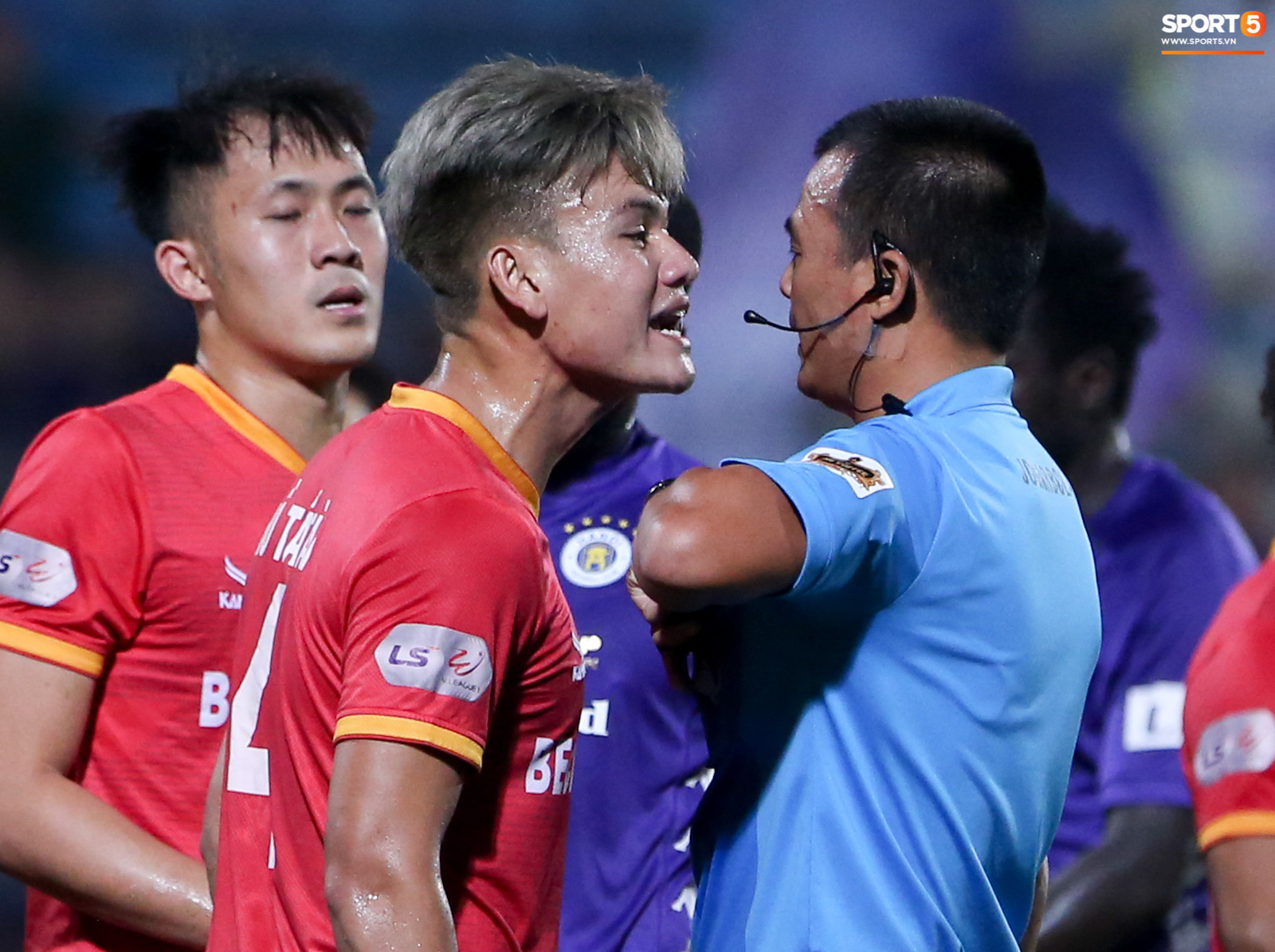 Quang Hải đòi trọng tài rút thẻ phạt cho bạn cũ ở U23 Việt Nam sau pha phạm lỗi nguy hiểm - Ảnh 5.