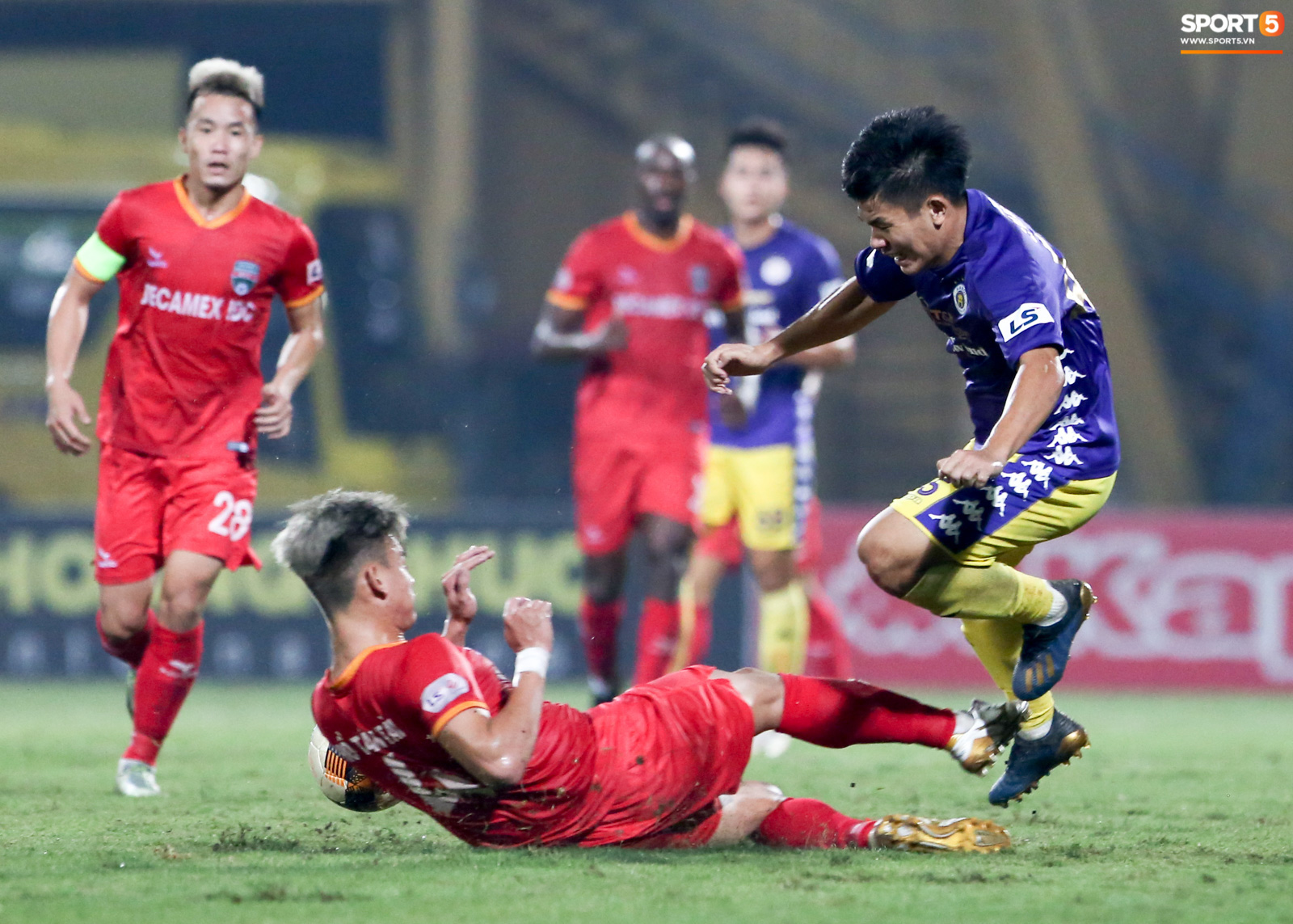 Quang Hải đòi trọng tài rút thẻ phạt cho bạn cũ ở U23 Việt Nam sau pha phạm lỗi nguy hiểm - Ảnh 1.