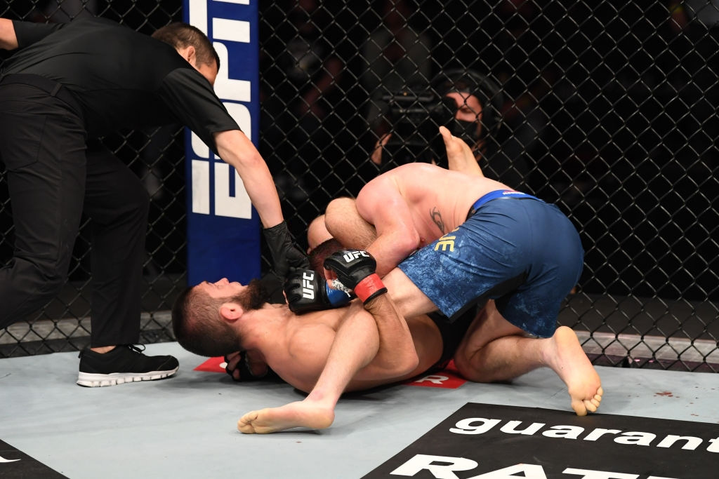 Khabib đánh bại Gaethje trong trận đại chiến tại hạng nhẹ UFC, gây sốc với tuyên bố giải nghệ bất ngờ - Ảnh 2.