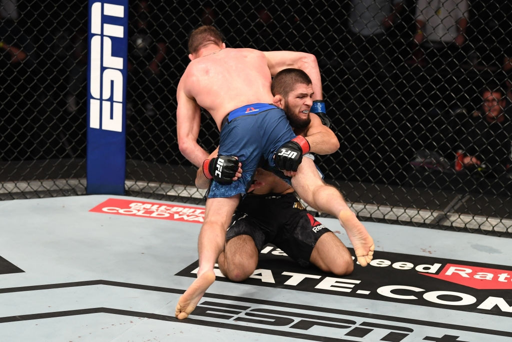 Khabib đánh bại Gaethje trong trận đại chiến tại hạng nhẹ UFC, gây sốc với tuyên bố giải nghệ bất ngờ - Ảnh 1.