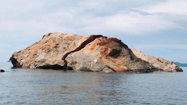 Bão lớn đánh vỡ đôi đảo đá nổi tiếng Thái Lan - Ảnh 1.