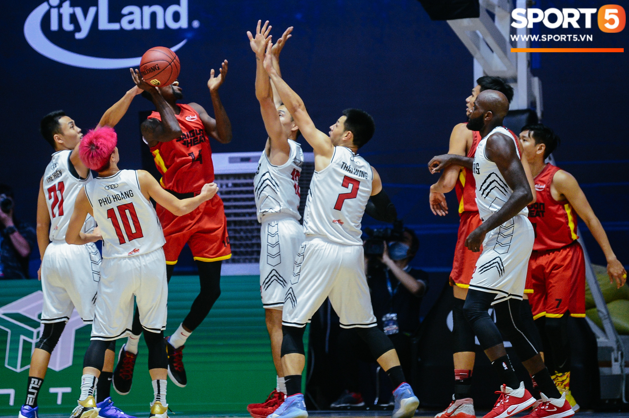 Ảnh: Nội binh thi đấu &quot;lên đồng&quot;, Thang Long Warriors toàn thắng Saigon Heat tại vòng bảng VBA 2020 - Ảnh 1.