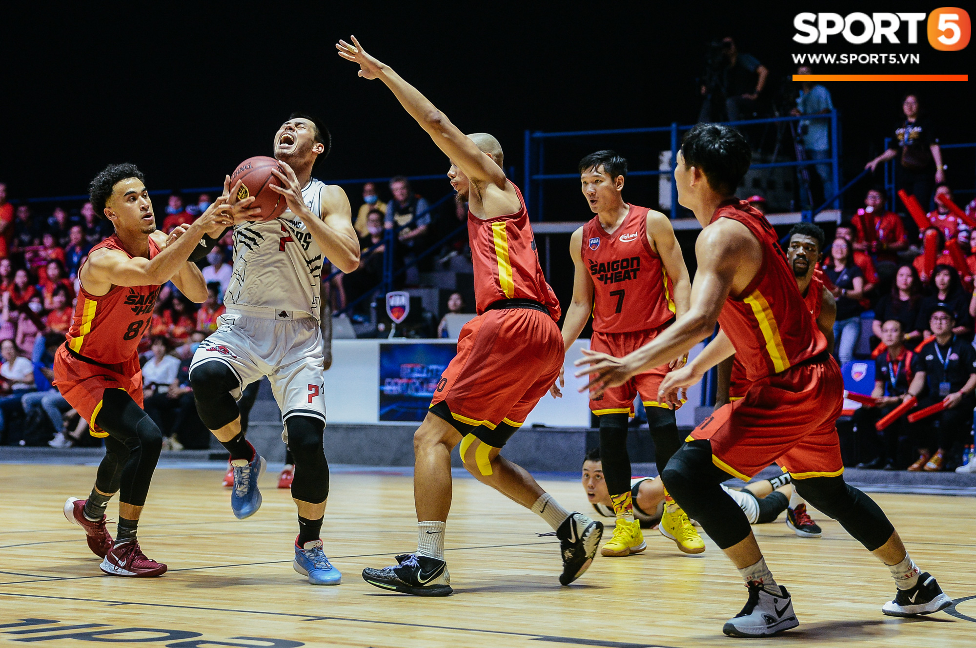 Ảnh: Nội binh thi đấu &quot;lên đồng&quot;, Thang Long Warriors toàn thắng Saigon Heat tại vòng bảng VBA 2020 - Ảnh 9.