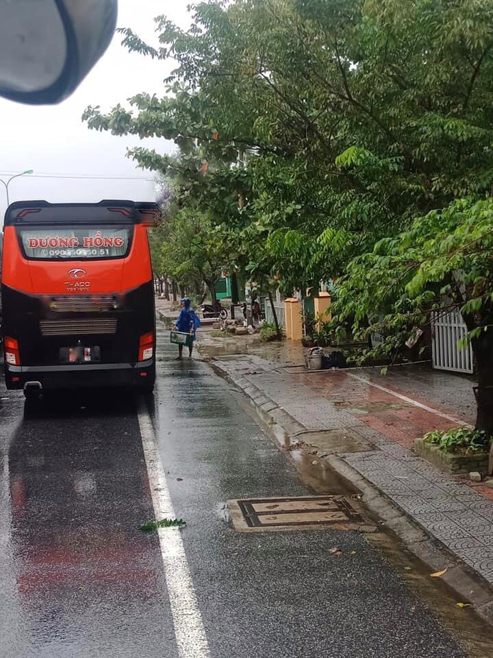 Đoàn ô tô mắc kẹt trên đường vì siêu bão số 9, người dân Huế đội mưa gió ra đường gõ cửa từng xe tiếp tế lương thực - Ảnh 3.