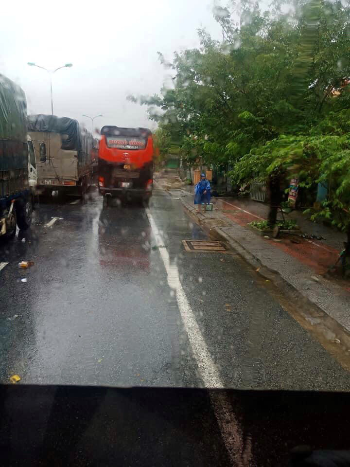 Đoàn ô tô mắc kẹt trên đường vì siêu bão số 9, người dân Huế đội mưa gió ra đường gõ cửa từng xe tiếp tế lương thực - Ảnh 4.
