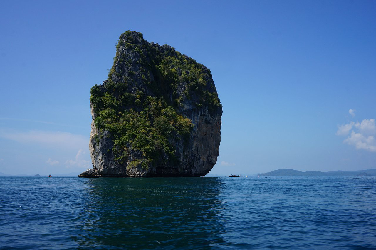 Bão lớn đánh vỡ đôi đảo đá nổi tiếng Thái Lan - Ảnh 2.