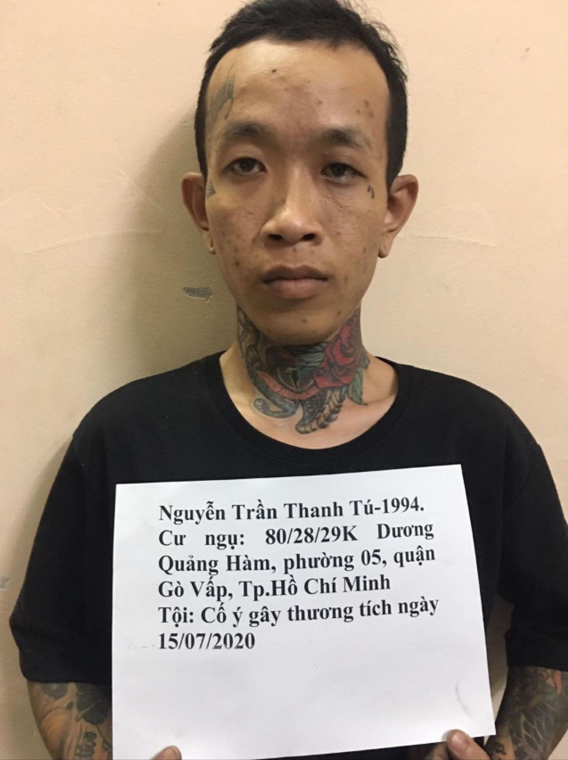 Truy nã gã thợ xăm đánh chém người ở Sài Gòn - Ảnh 1.