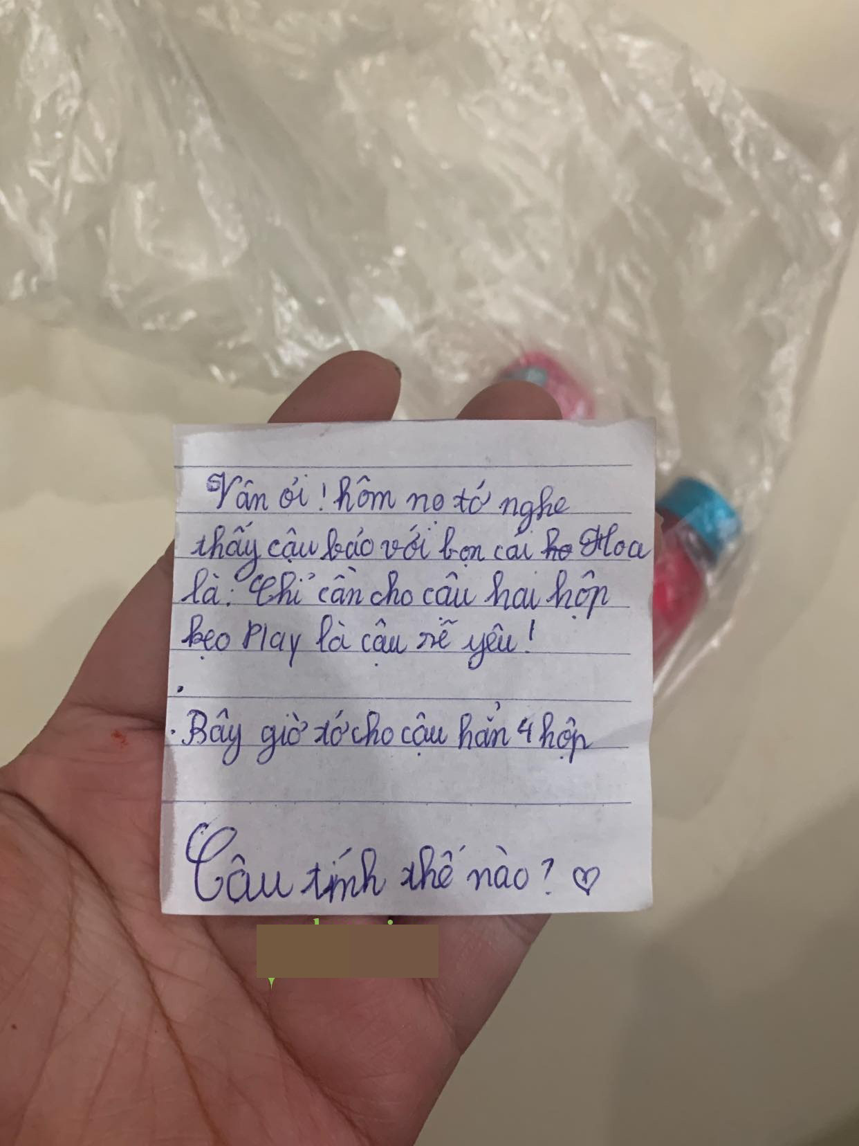 Được bạn gái phát đi thông điệp tặng 2 hộp kẹo sẽ yêu, bé trai tiểu học đến tận nhà gửi hẳn 4 hộp kèm thông điệp khiến ai nấy ngỡ ngàng - Ảnh 2.