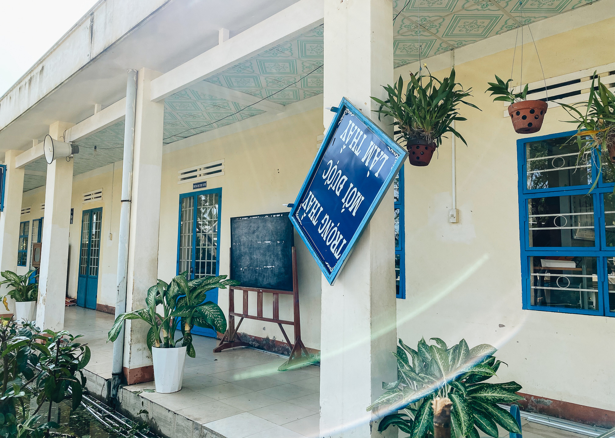 Trường học ở Bình Định tan hoang sau bão số 9, giáo viên vất vả dọn dẹp để chuẩn bị đón học sinh trở lại - Ảnh 4.