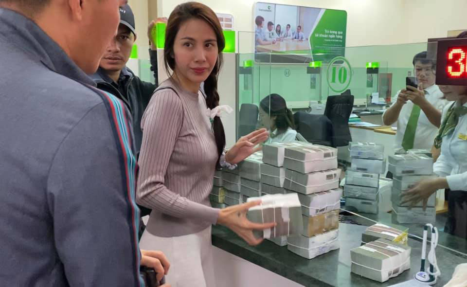 Về việc cán bộ thôn thu lại tiền từ thiện, Thuỷ Tiên chính thức lên tiếng: Tiên đã làm việc, xác minh và sau khi xử lý thôn đã trả lại tiền hết cho dân rồi - Ảnh 2. Về việc cán bộ thôn thu lại tiền từ thiện, Thuỷ Tiên chính thức lên tiếng: Tiên đã làm việc, xác minh và sau khi xử lý thôn đã trả lại tiền hết cho dân rồi - Ảnh 2.