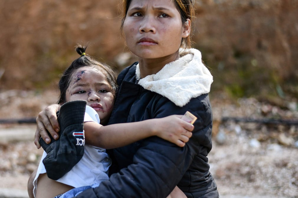 24h qua ảnh: Mẹ bế con gái nhỏ được cứu thoát khỏi lở đất ở Quảng Nam - Ảnh 5.