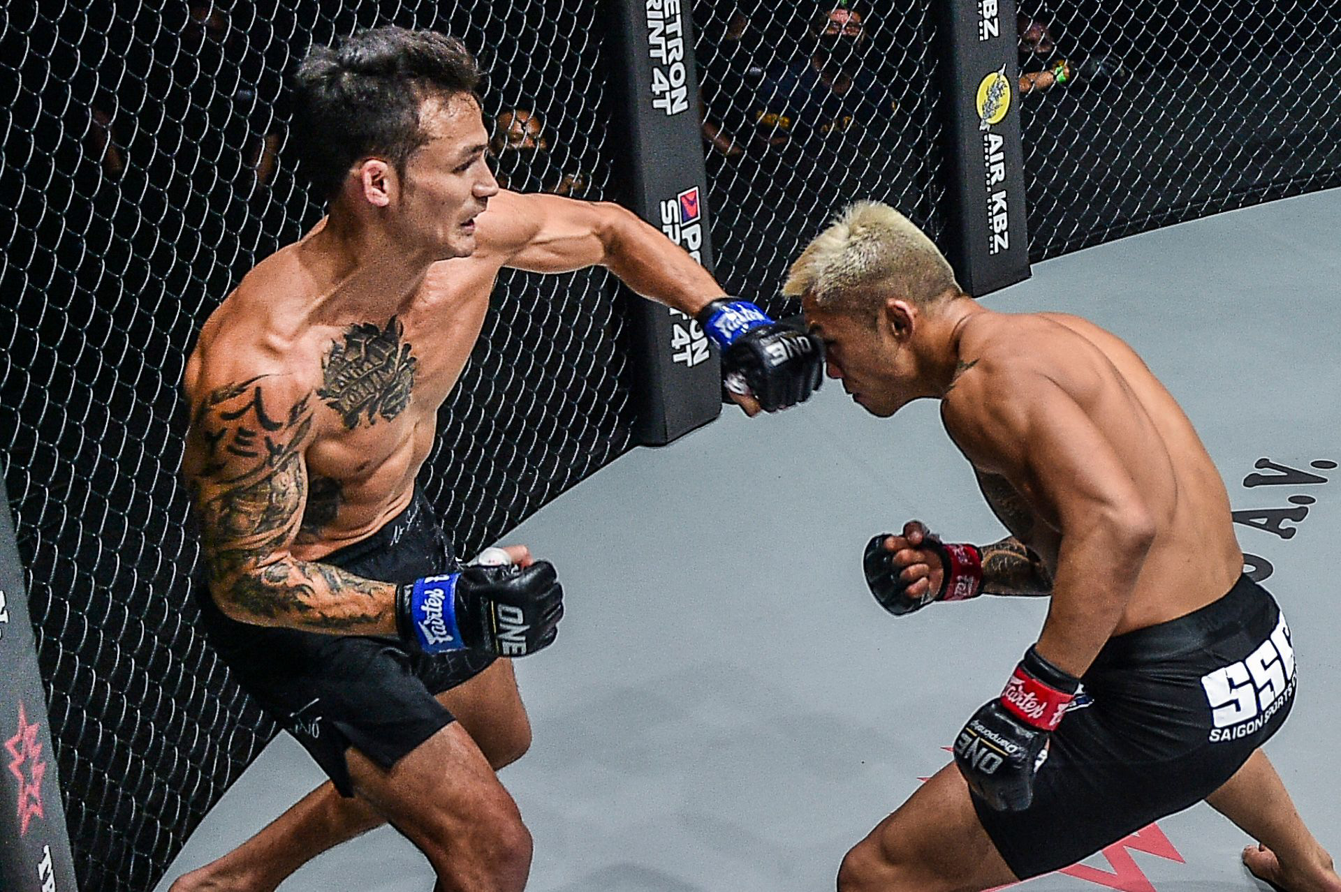 Chùm ảnh: Thành Lê hạ knock-out Martin Nguyễn, trở thành nhà vua mới tại hạng lông của ONE Championship - Ảnh 1.