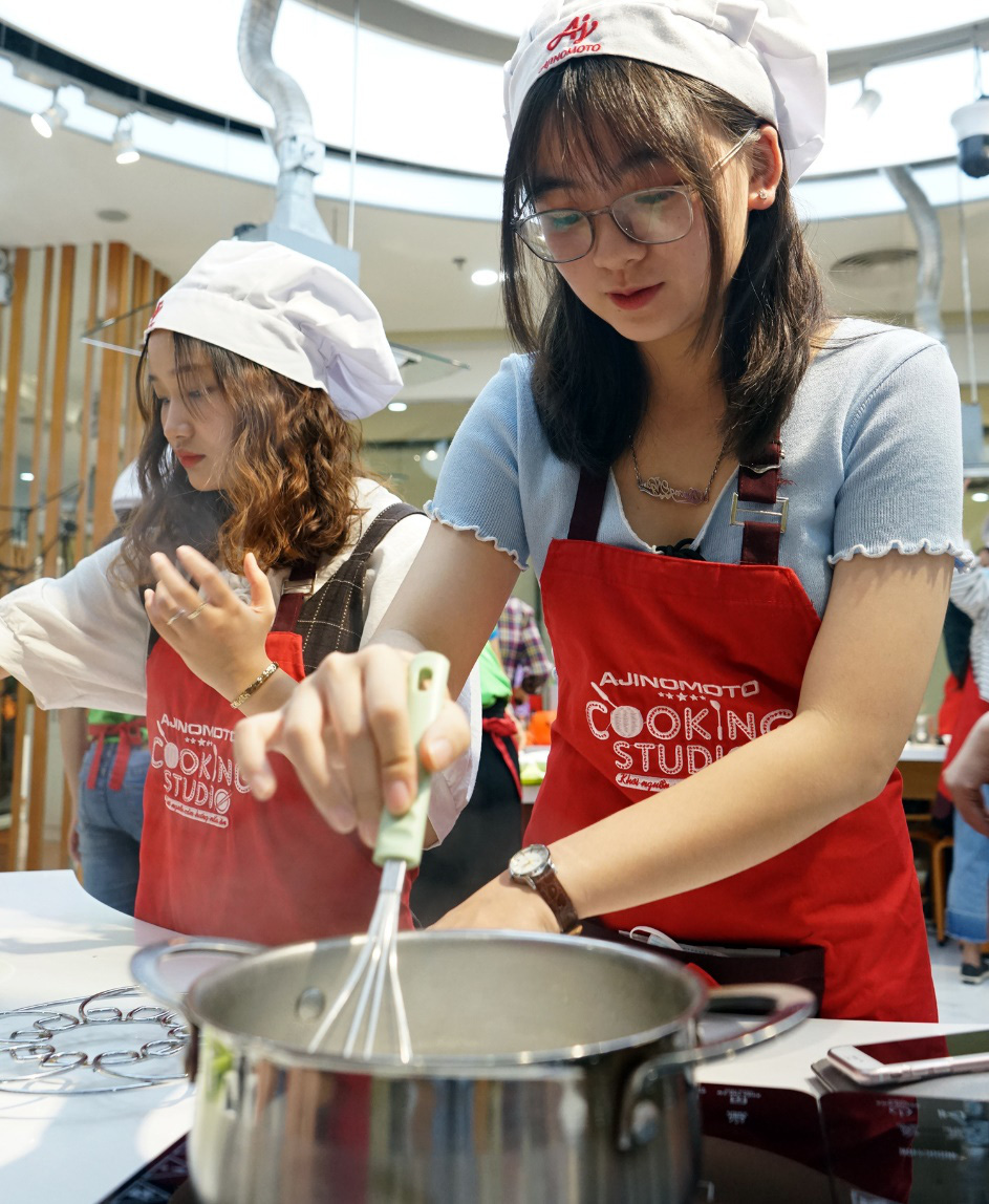 Hào hứng làm bánh mochi con ngươi, trứng nhện chào Halloween - Ảnh 2.