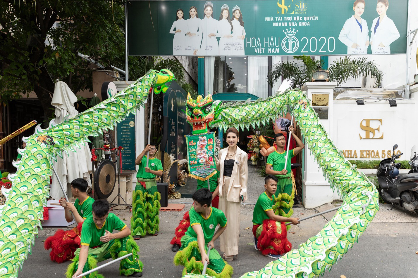 CEO Lâm Ngân khai trương nha khoa Sìe Dentist cùng top 35 thí sinh Hoa hậu Việt Nam 2020 - Ảnh 1.