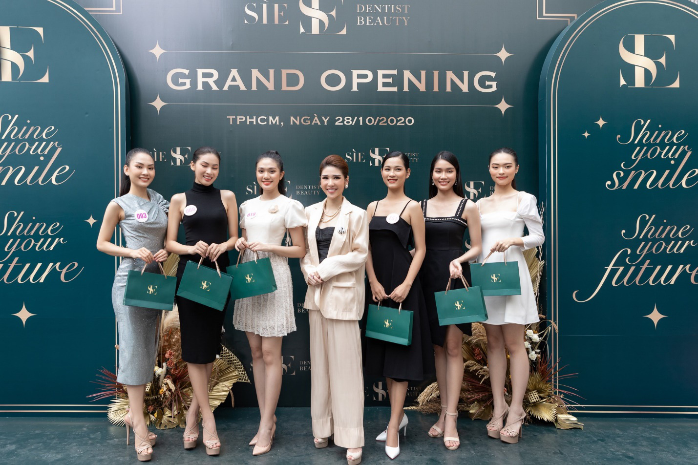 CEO Lâm Ngân khai trương nha khoa Sìe Dentist cùng top 35 thí sinh Hoa hậu Việt Nam 2020 - Ảnh 3.