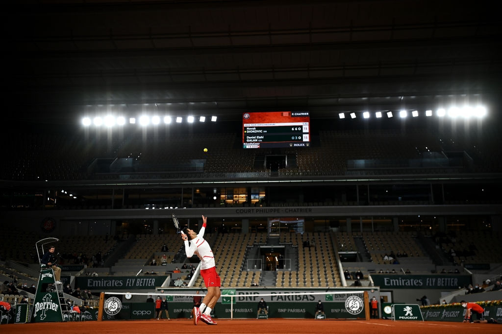 Djokovic thử làm nhân viên dọn sân trong ngày vượt thành tích của Federer - Ảnh 1.