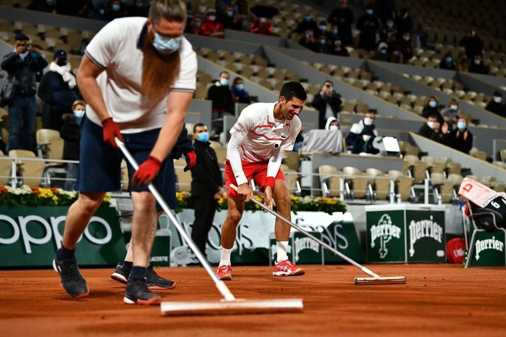 Djokovic thử làm nhân viên dọn sân trong ngày vượt thành tích của Federer - Ảnh 4.