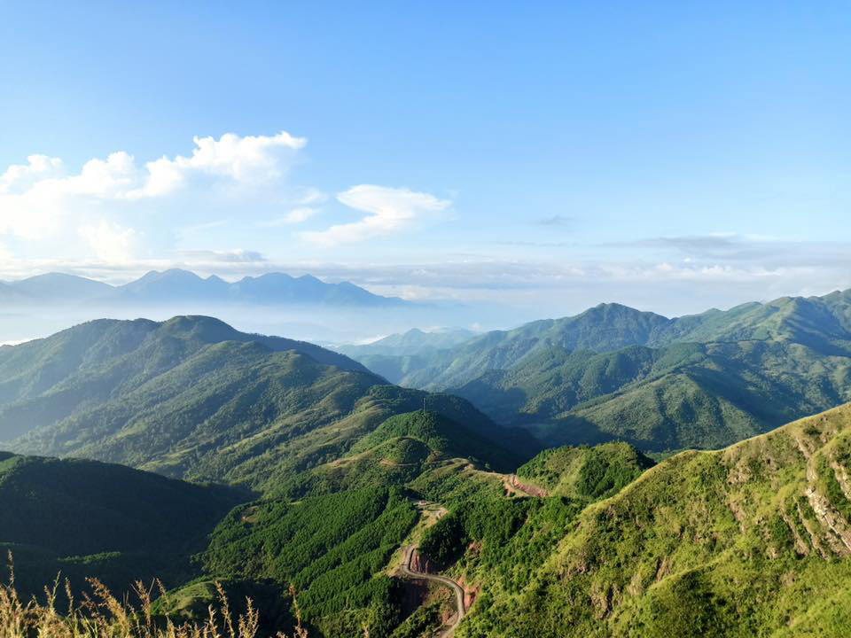 Cách Hà Nội chỉ 270 km, có một chốn núi rừng mang tên Bình Liêu dành cho người bận rộn: Cũng có ruộng bậc thang và đồng cỏ lau đẹp chẳng kém Hà Giang - Ảnh 1.