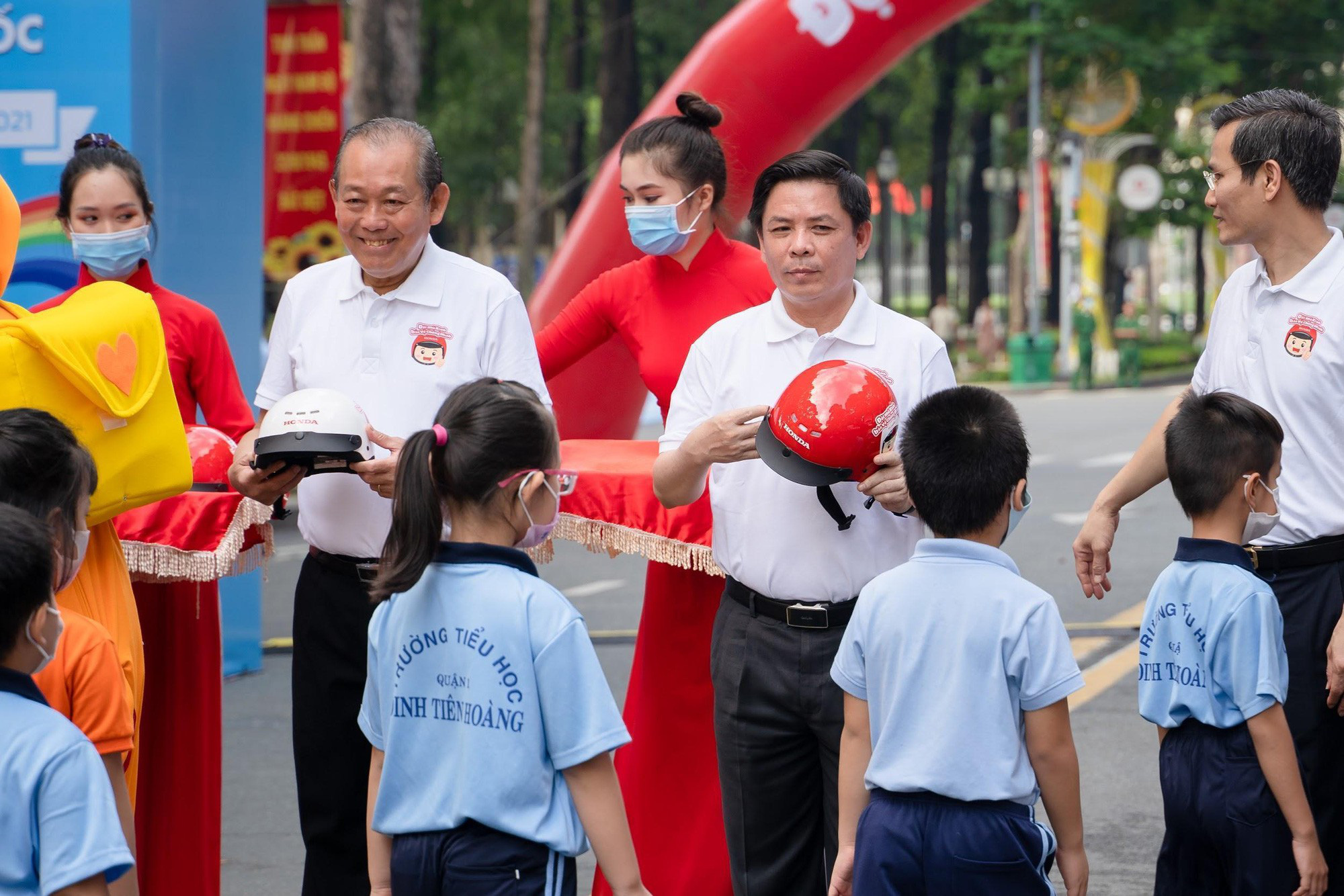 Xuất hiện “đội quân nhí nhố” đội mũ bảo hiểm làm tan chảy mọi trái tim trên phố đi bộ - Ảnh 2.