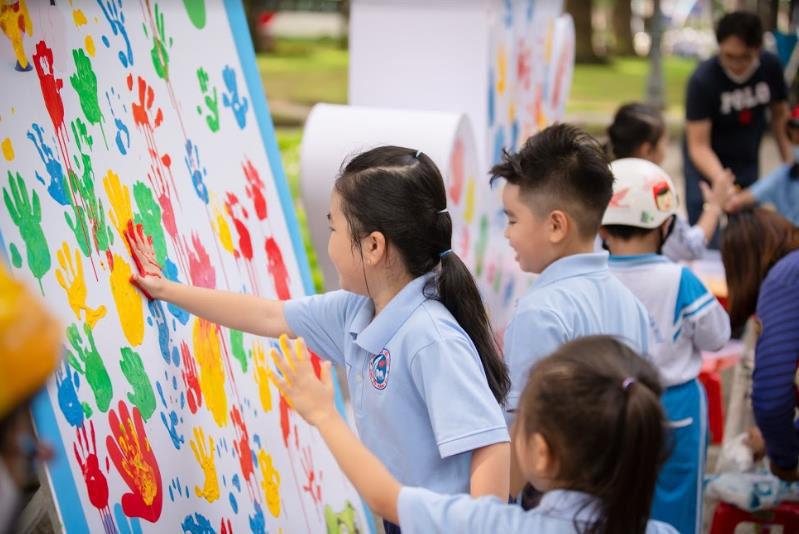 Xuất hiện “đội quân nhí nhố” đội mũ bảo hiểm làm tan chảy mọi trái tim trên phố đi bộ - Ảnh 4.