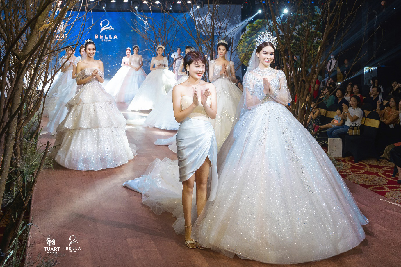 Á hậu Tường San, người mẫu một tay Hà Phương thu hút mọi ánh nhìn trong show diễn váy cưới đỉnh cao Bella Fashion Show - Ảnh 7.
