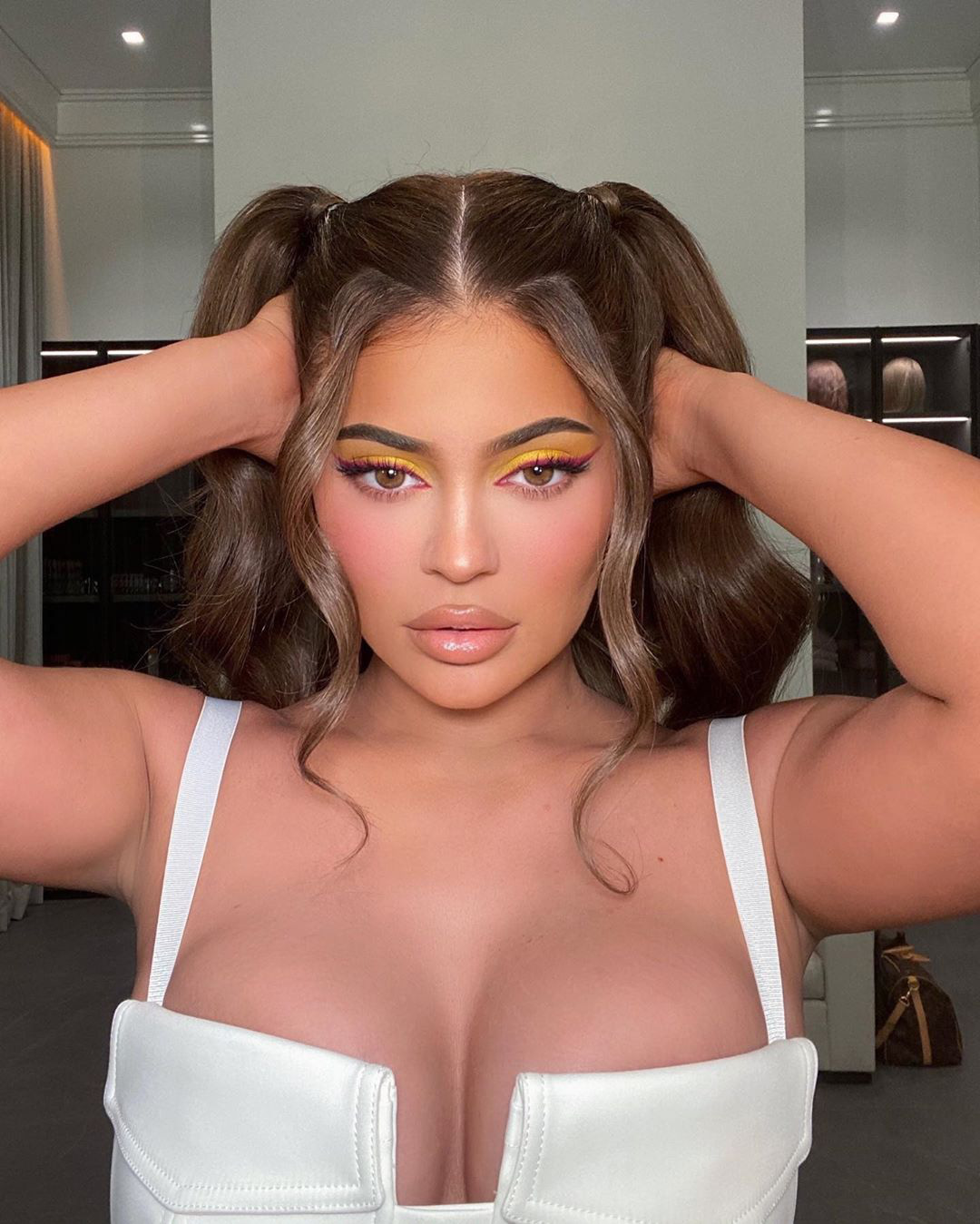 Khó lòng nhận ra đây là Kylie Jenner: Gương mặt quá khác lạ, duy chỉ có vòng 1 căng như sắp nổ tung vẫn đốt mắt dân tình - Ảnh 2. Khó lòng nhận ra đây là Kylie Jenner: Gương mặt quá khác lạ, duy chỉ có vòng 1 căng như sắp nổ tung vẫn đốt mắt dân tình - Ảnh 2.