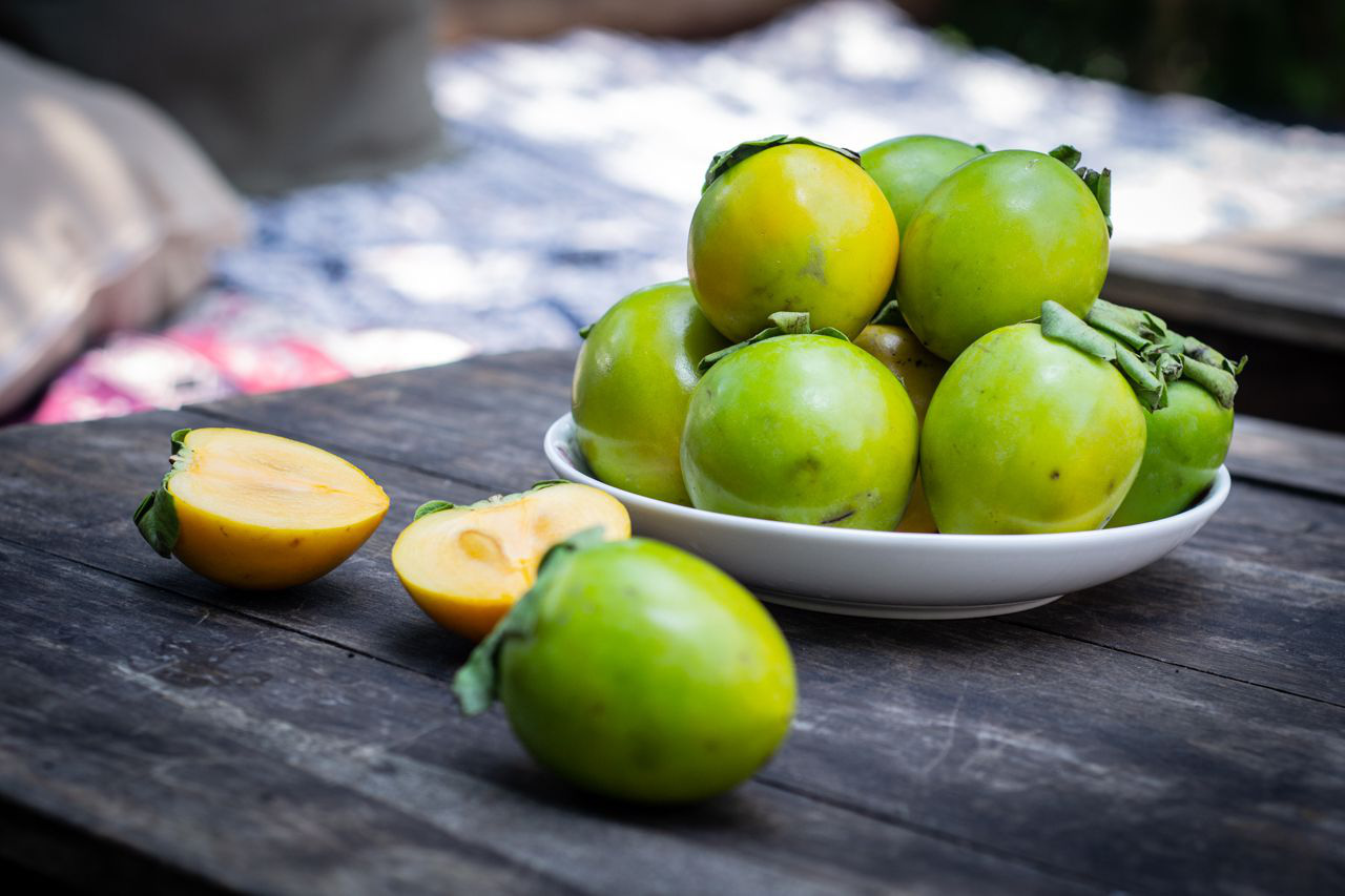 Hồng giòn vào mùa ăn vừa ngon ngọt vừa giàu dinh dưỡng nhưng khi ăn quả này cần lưu ý 5 điều để tránh nguy cơ tắc ruột - Ảnh 3.