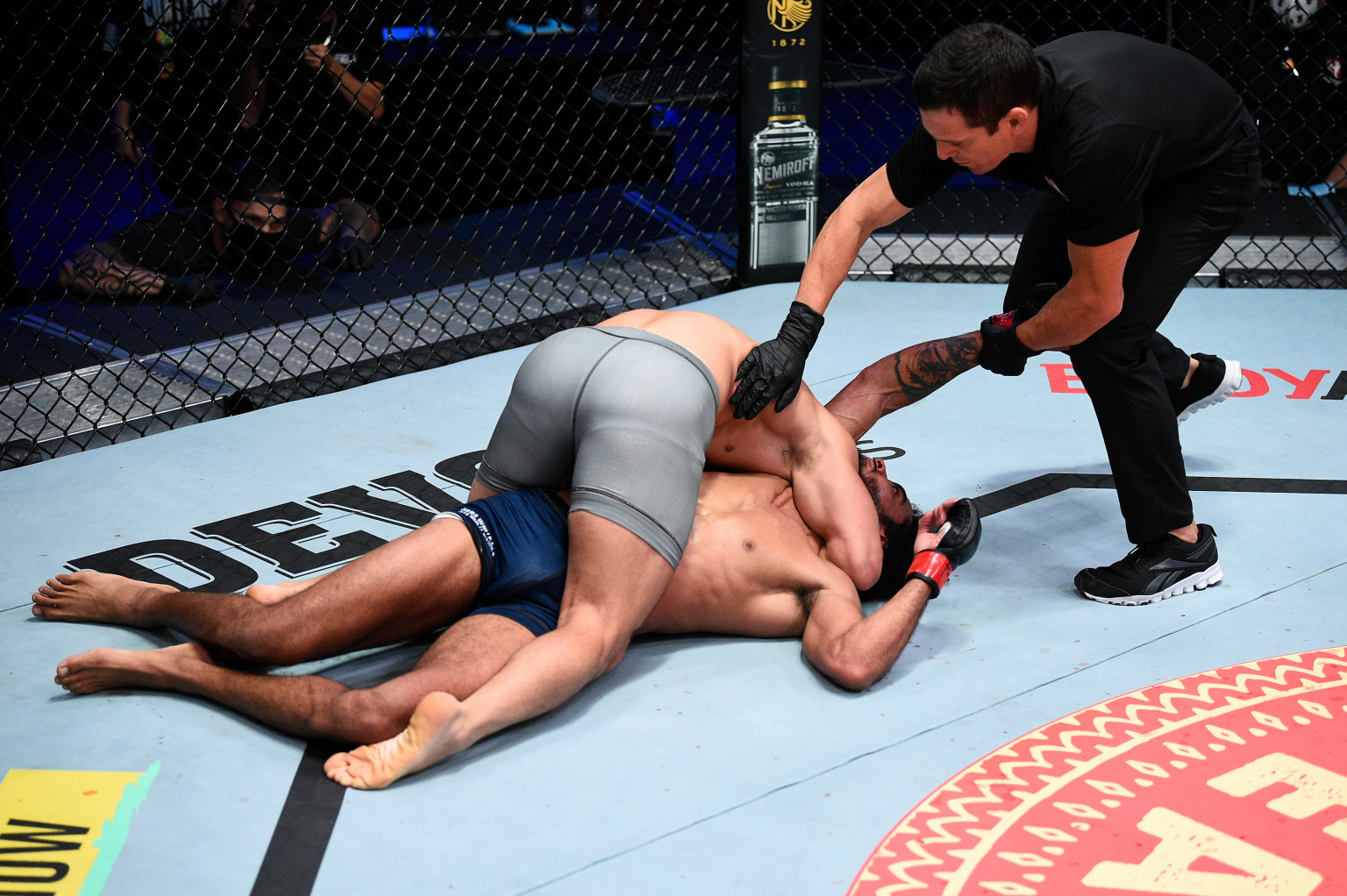 Tung đòn khóa cổ &quot;không lối thoát&quot;, võ sĩ bất bại giành được hợp đồng từ UFC - Ảnh 4.
