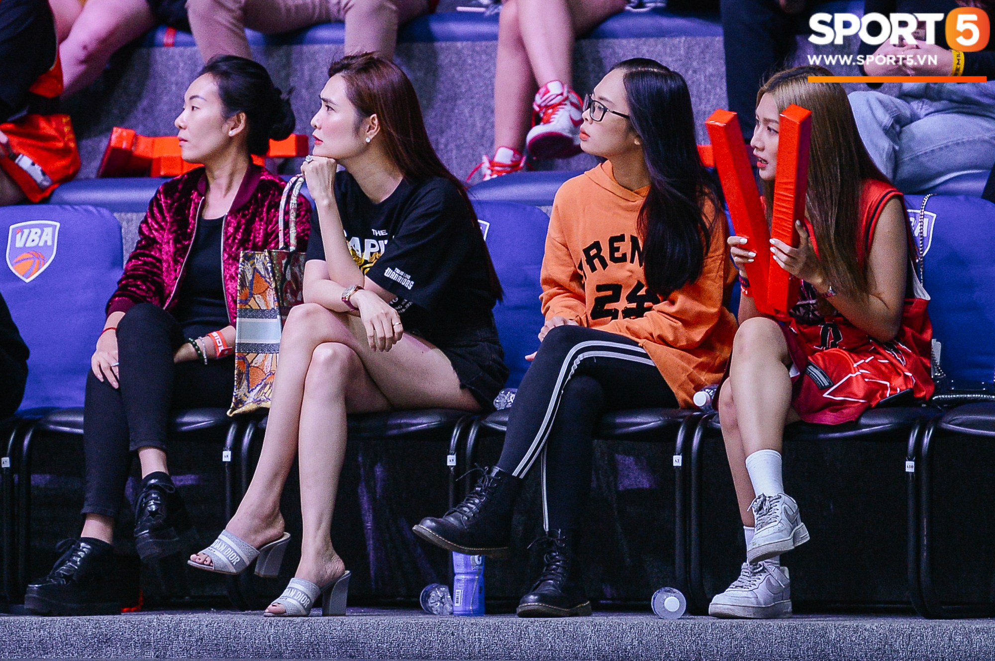 Liz Thùy Linh diện mốt áo trùm quần và loạt biểu cảm đáng yêu khi xuất hiện tại VBA Arena - Ảnh 4.