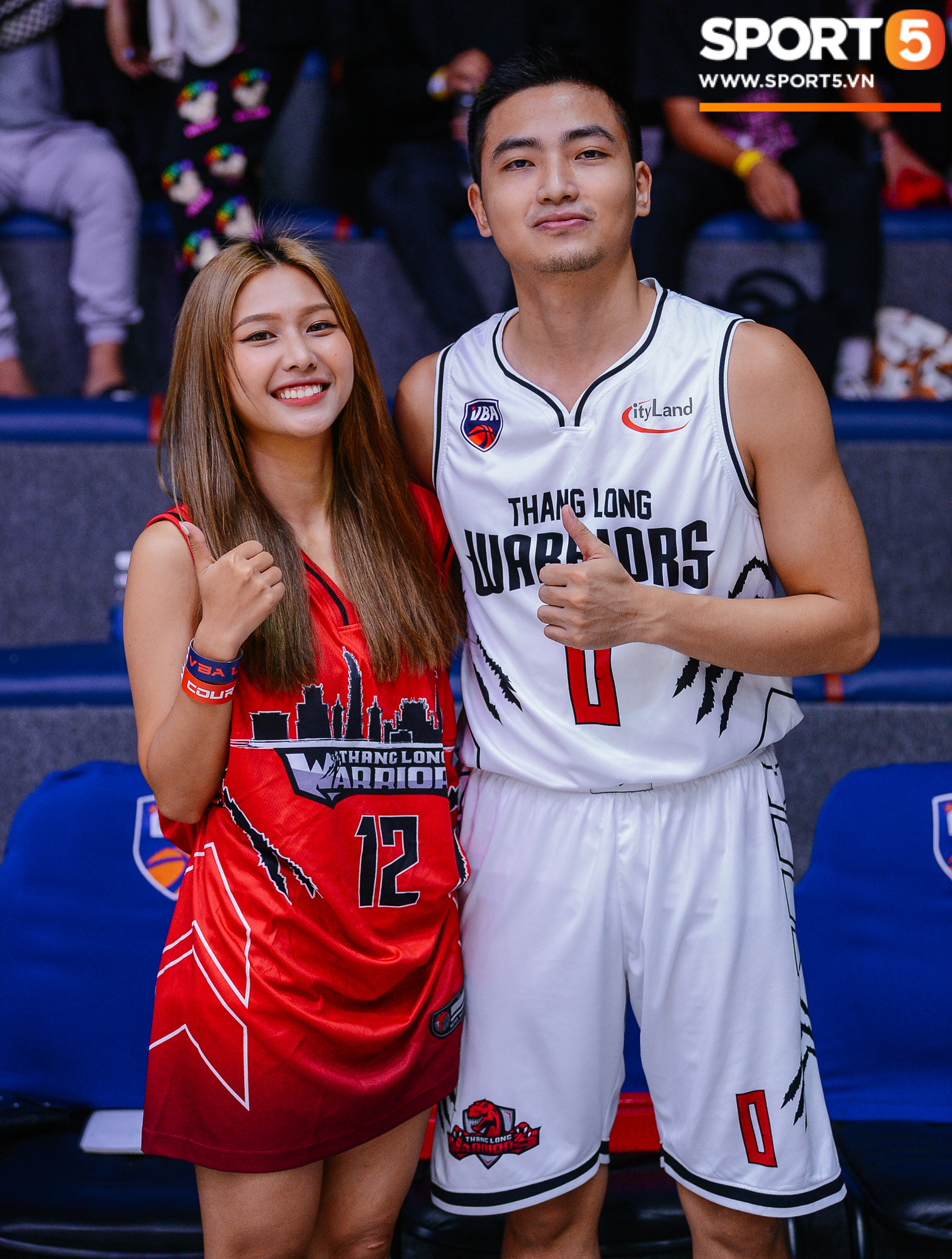 Liz Thùy Linh diện mốt áo trùm quần và loạt biểu cảm đáng yêu khi xuất hiện tại VBA Arena - Ảnh 9.