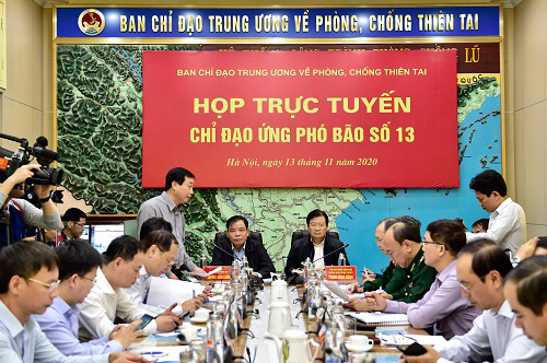 Phó Thủ tướng Trịnh Đình Dũng chủ trì cuộc họp ứng phó bão số 13 - Ảnh 1.