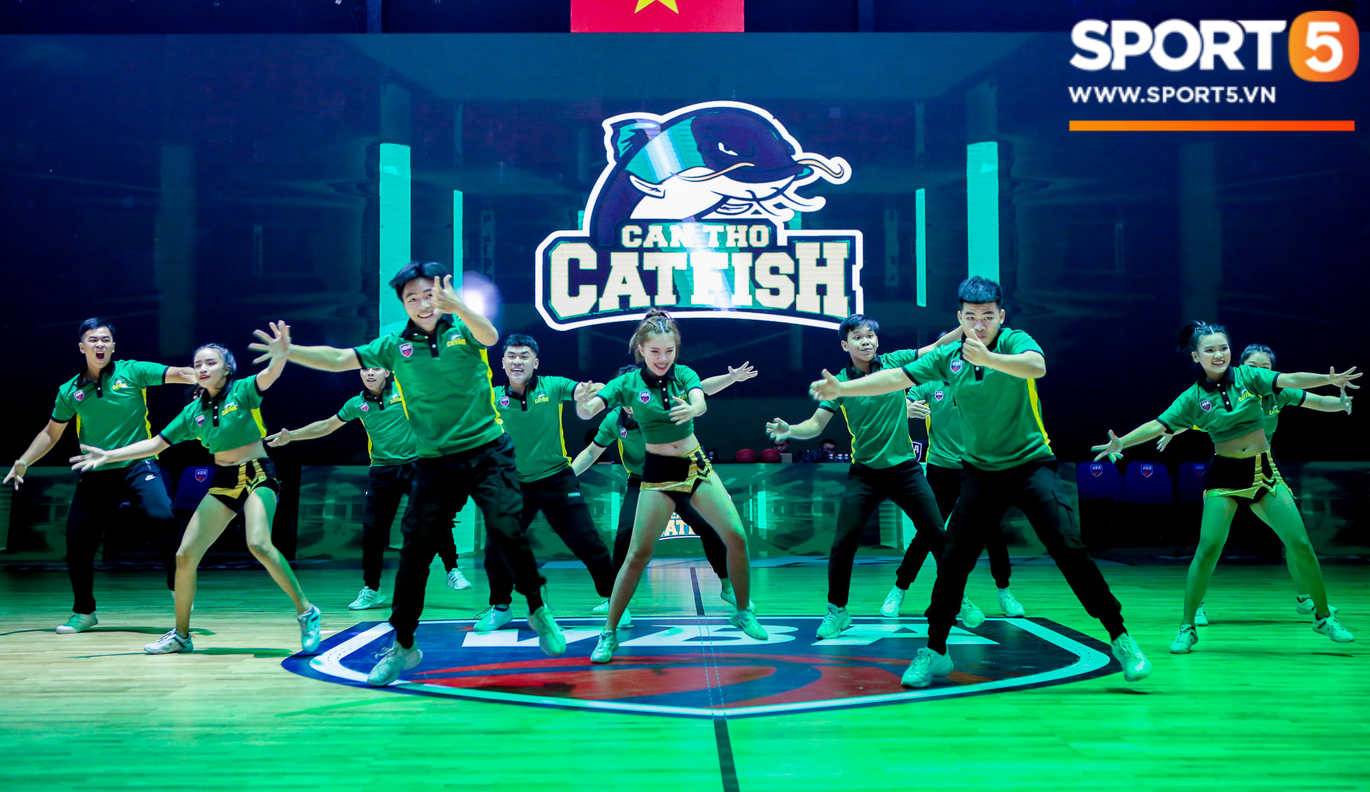 Trố mắt trầm trồ trước dàn cheerleader từ &quot;bến Ninh Kiều&quot; tại VBA Arena - Ảnh 7.