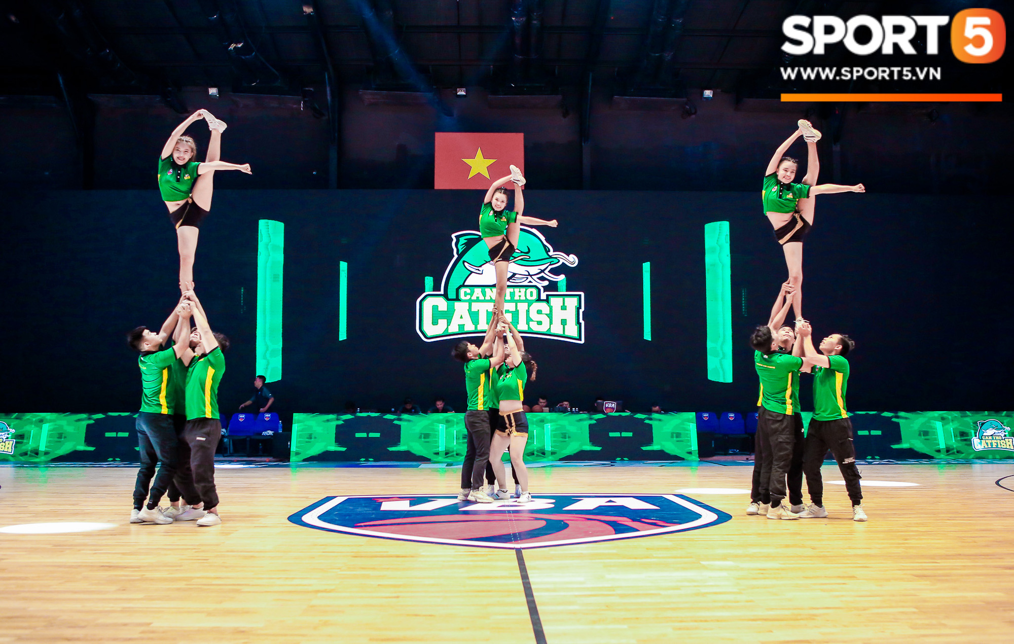 Trố mắt trầm trồ trước dàn cheerleader từ &quot;bến Ninh Kiều&quot; tại VBA Arena - Ảnh 6.