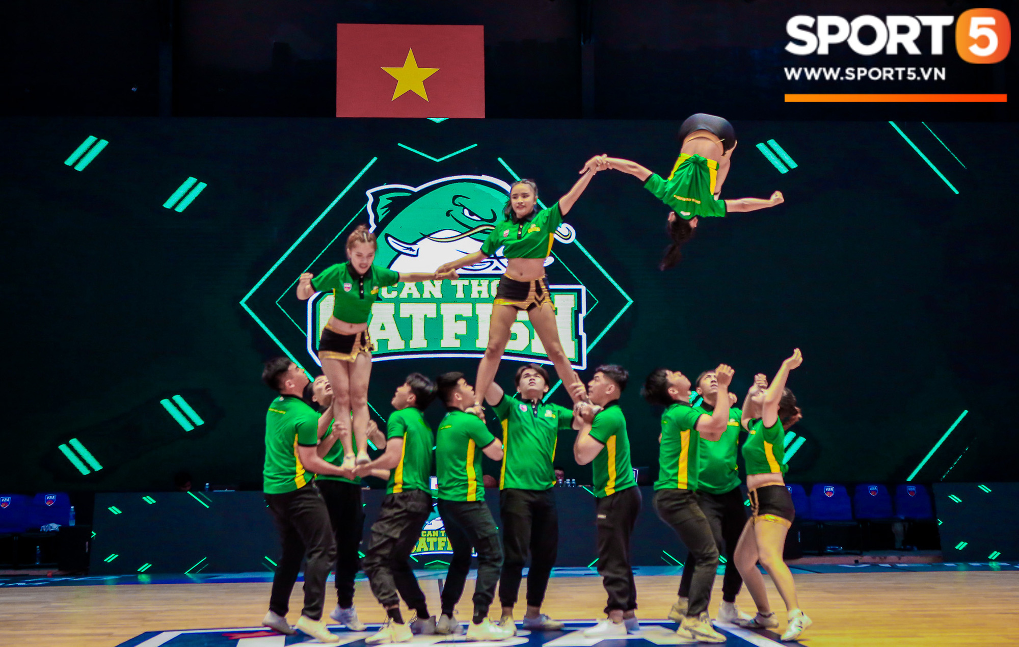 Trố mắt trầm trồ trước dàn cheerleader từ &quot;bến Ninh Kiều&quot; tại VBA Arena - Ảnh 4.